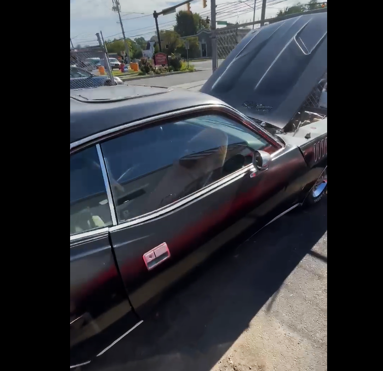 1971 Cuda side profile showing the roofline where the movie sunroof was cut